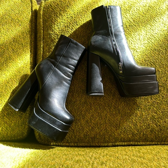 Cute platform boots you can walk in comfortably - Picture 2 of 5